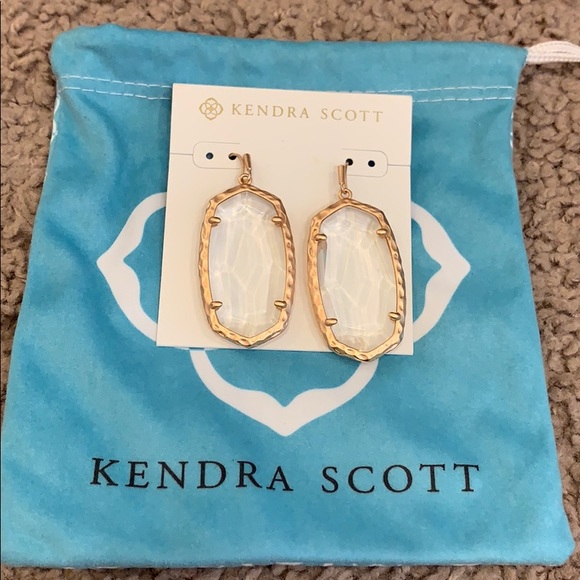 Kendra Scott Jewelry - NWOT Kendra Scott rose gold Danielle earrings